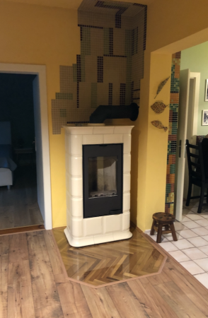 kachlová kamna Hein -kontrola po pár letech s krásnou mozaikovou výzdobou šikovné paní domácívýzdobou 